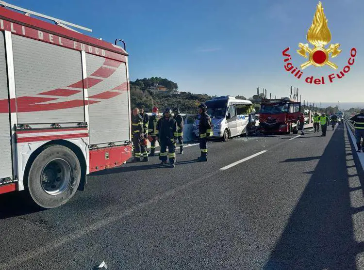 Bisarca contro pulmino di turisti: schianto mortale vicino Roma