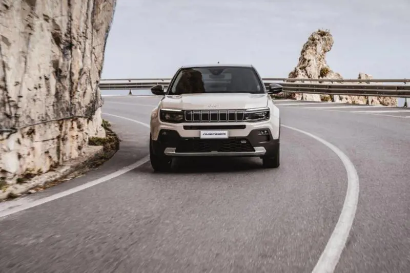Jeep Avenger e-Hybrid: arriva l’ibrido. Caratteristiche, prezzi e curiosità