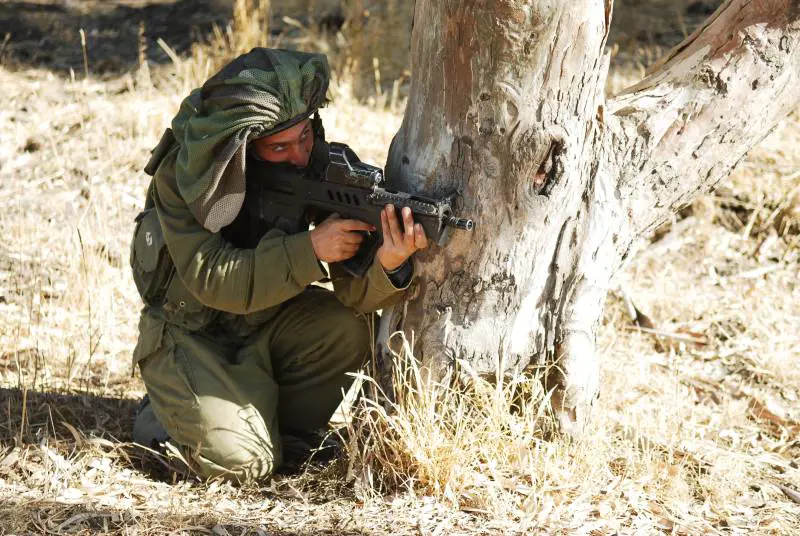 Tra i soldati israeliani spunta il mitznefet: cosa c'è dietro il copricapo “da chef”