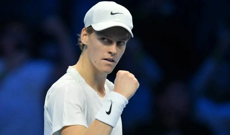 Strepitosa impresa di Sinner: batte Djokovic al tie-break