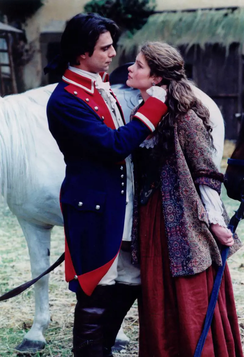 Vittoria Puccini e Alessandro Preziosi in una foto di scena di 'Elisadi Rivomborosa' (2003)