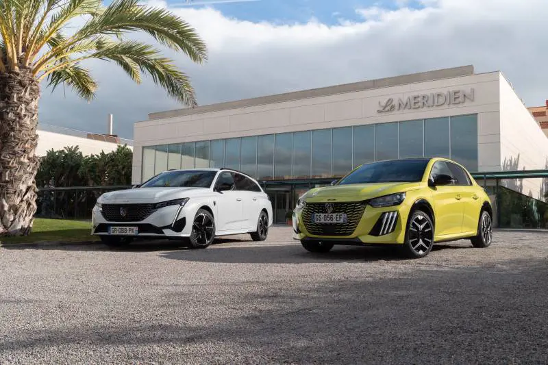 Alla scoperta delle nuove Peugeot e-308 ed e-208: primo contatto su strada