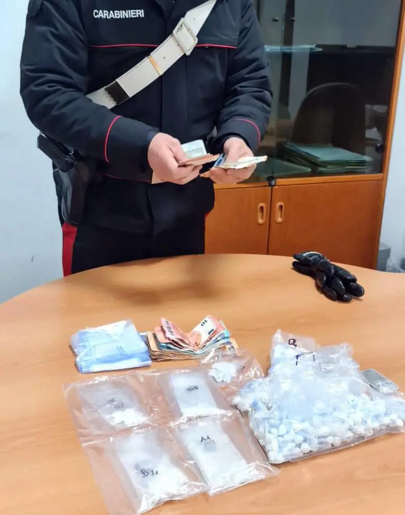 Soldi e droga: così una mamma faceva spacciare il figlio di 9 anni ad Andria