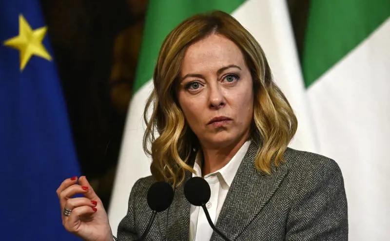 "Lo condannate o no?". Meloni incalza Schlein e Conte sull'assalto ai Pro Vita