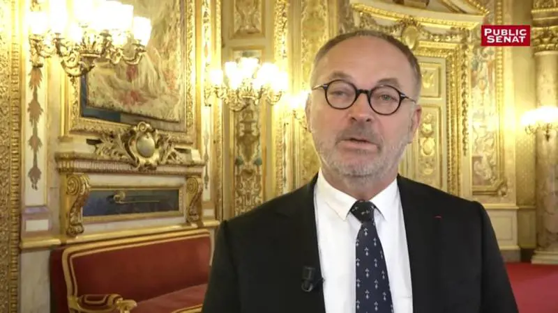“Droga nello champagne per stuprare una collega”. Choc in Francia, arrestato un senatore
