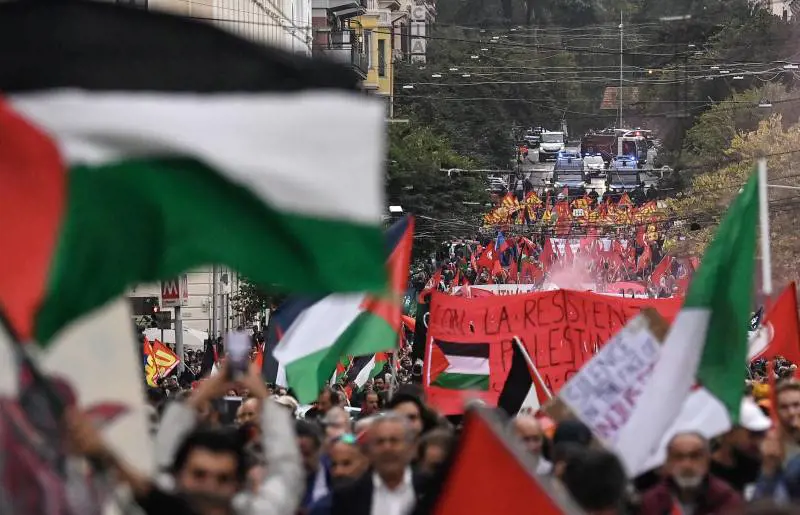 Liceali contenti di saltare la scuola se la prendono con Meloni e Israele