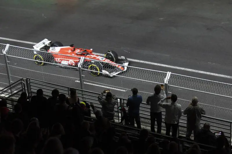 Alla roulette esce... un tombino. E prende la Ferrari