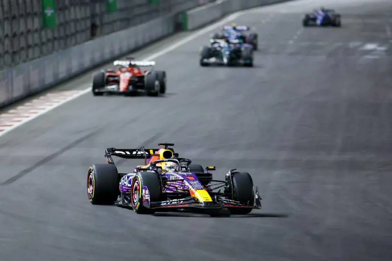 F1, nonostante una penalità a Las Vegas vince ancora Verstappen. Leclerc 2° in volata