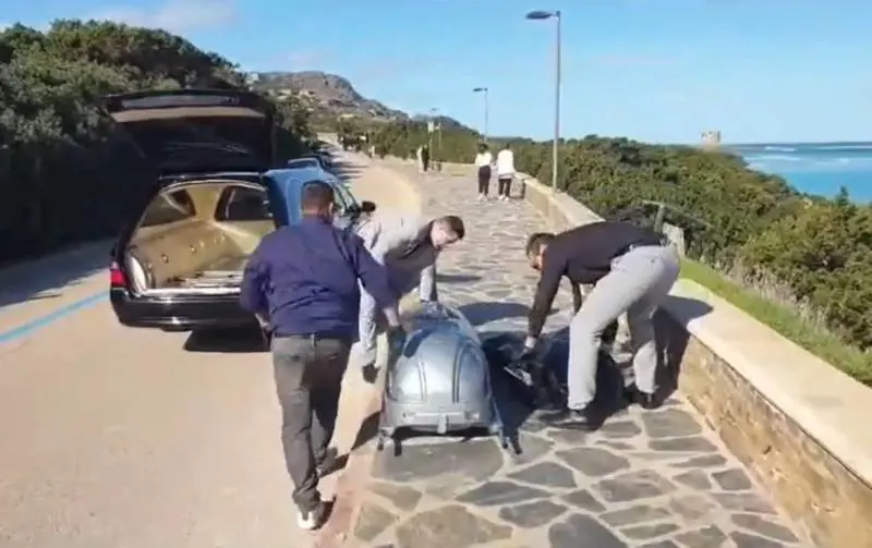 Orrore in Sardegna, corpo senza testa in spiaggia: è giallo
