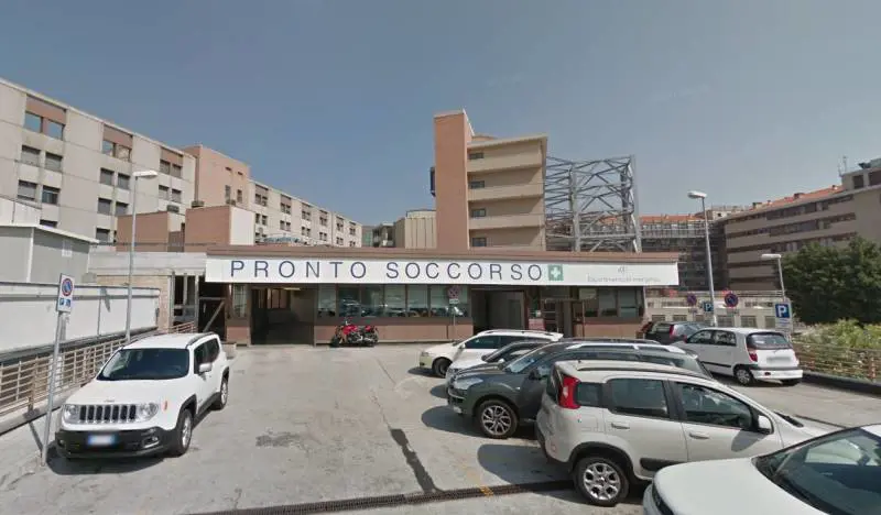Si amputa tutte le dita dei piedi con un frullino: ritrovate nel cassonetto. Choc ad Ancona