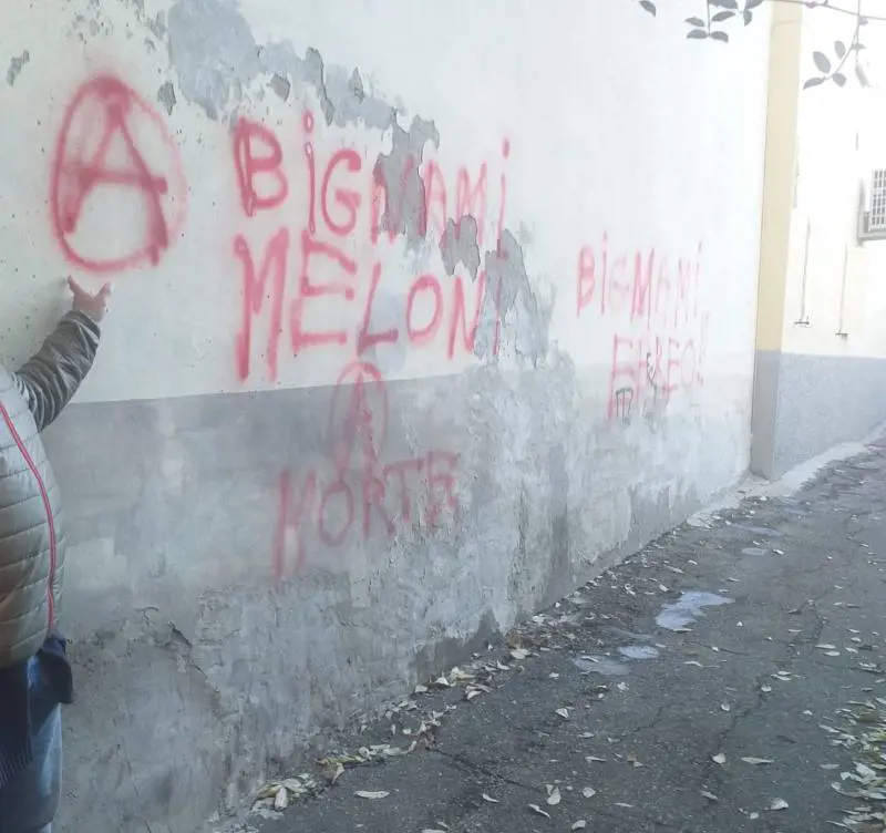 "Meloni e Bignami a morte". Le minacce degli anarchici
