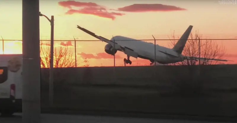 Raffiche di vento e atterraggio "di coda": la manovra da brividi dell'aereo