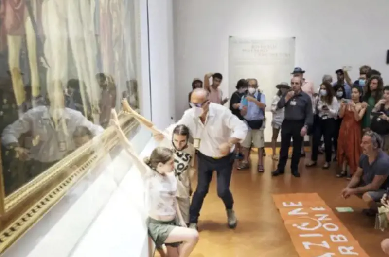 Blitz agli Uffizi, il giudice "salva" gli ecovandali dal processo. "Fatto non sussiste"
