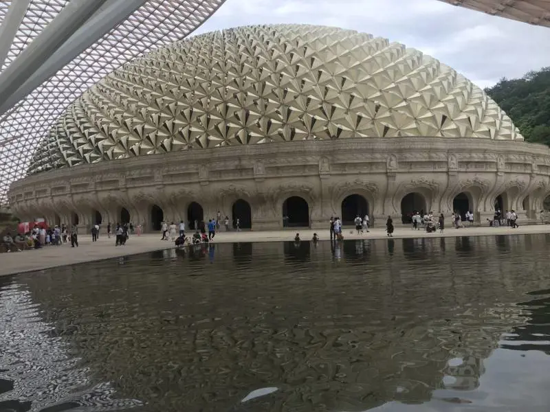Nanchino sorprende tra Buddha e grattacieli