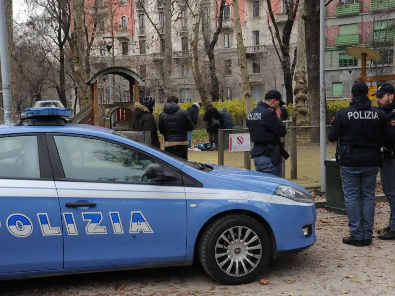 Prima avvicina la ragazzina e poi la bacia. La violenza dell'africano sul bus
