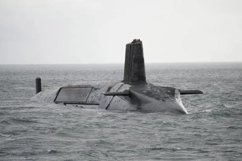 Il guasto, l'immersione e l'allarme degli ingegneri: paura sul sottomarino britannico