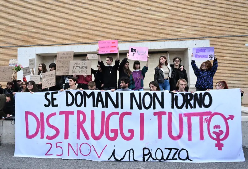 "Sporchi di sangue". I centri sociali usano Giulia contro il governo