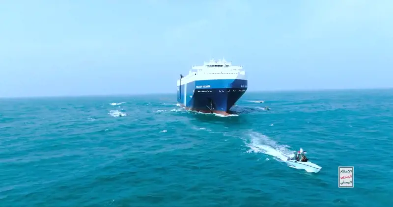 Nave dirottata nel mar Rosso: l'assalto in elicottero dei ribelli Houthi dello Yemen