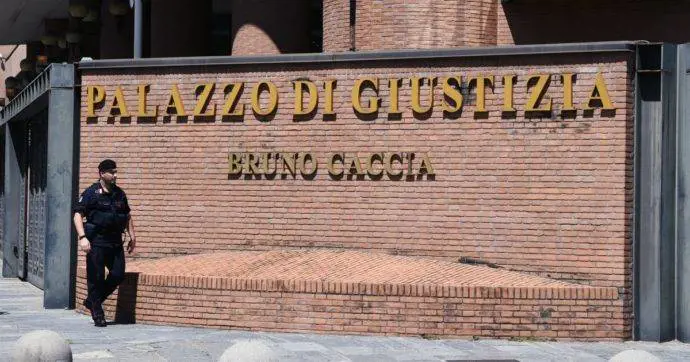 "Invece di stare al cellulare cercati un lavoro", uccise la madre dopo un rimprovero: ergastolo