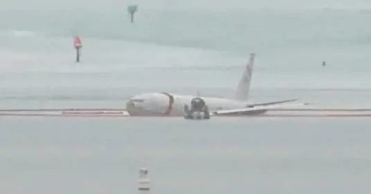 Incidente alle Hawaii, aereo militare Usa fuori pista finisce nell'oceano