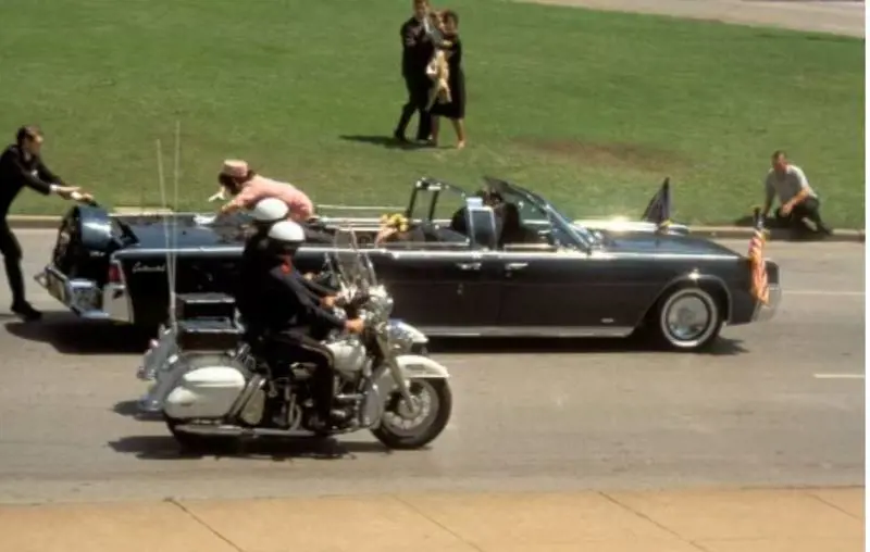 Dall'uomo con l'ombrello alla pallottola magica: i misteri irrisolti sull'assassinio di Kennedy