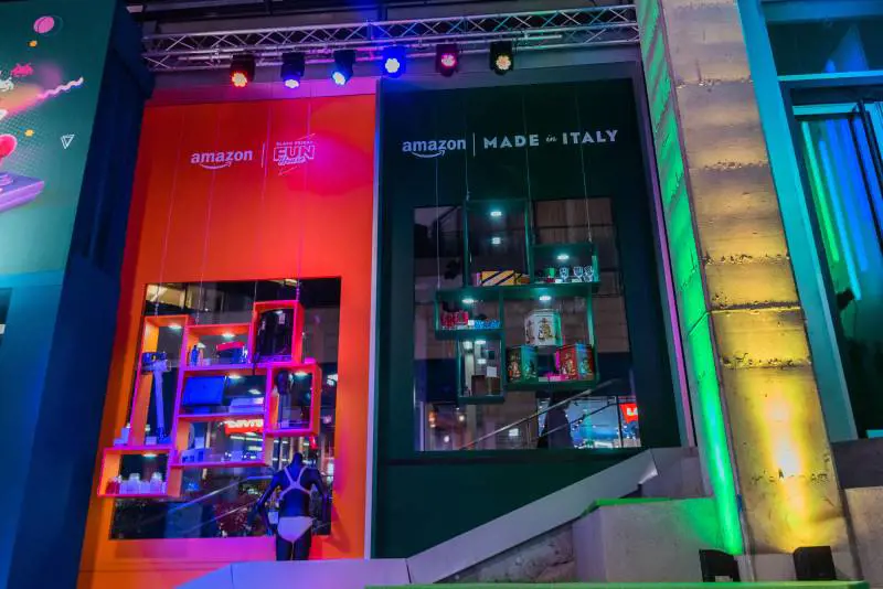 Nostalgia degli anni '80 e '90? C'è la Black Friday Fun House di Amazon a Milano