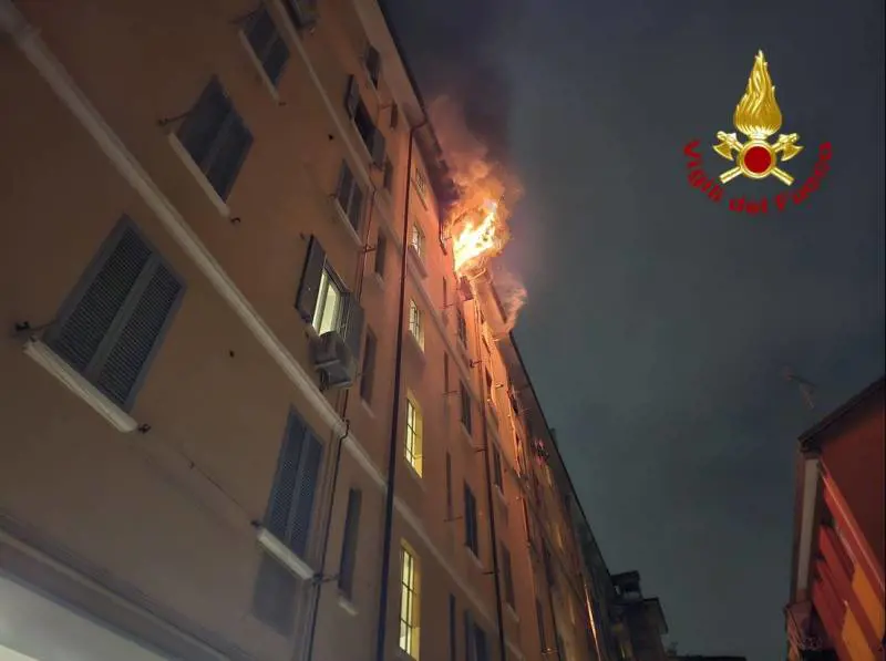 Milano, le fiamme distruggono un appartamento. Un testimone: "Un tentato suicidio"