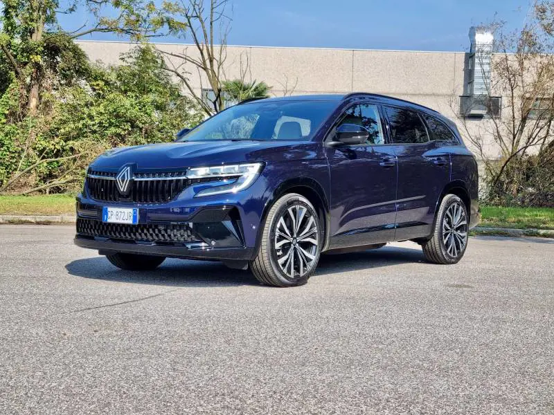 Renault Espace E-Tech: prova del multispazio ibrido 7 posti da 17 km/l