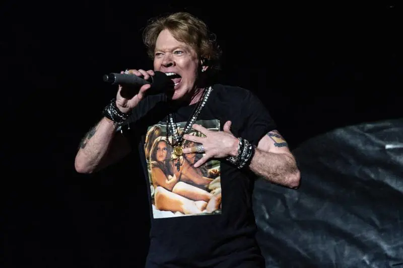 Axl Rose accusato di violenza sessuale. Ex modella denuncia: "Legata e sodomizzata"