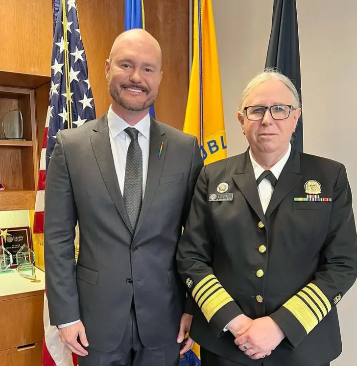 "Ritardo negli interventi di cambio sesso per i veterani trans": bufera nell'esercito Usa