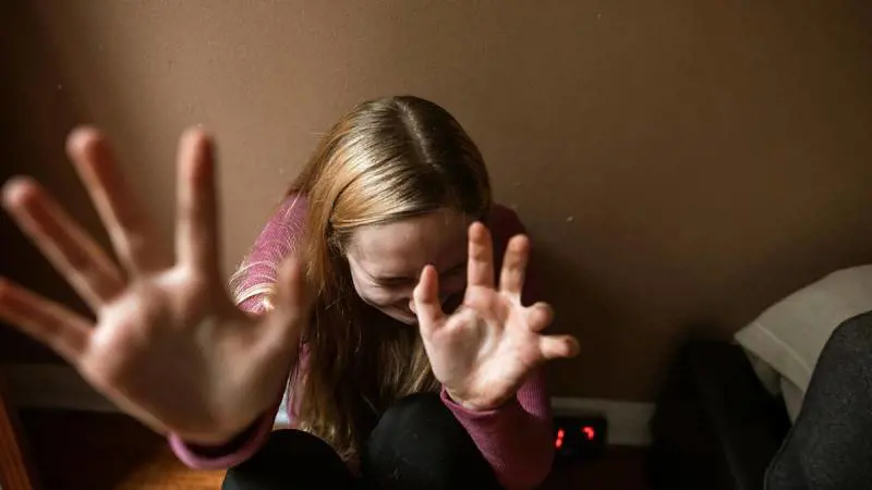 "Ha iniziato a tagliarsi": la violenza choc del maestro di salsa sulla 12enne