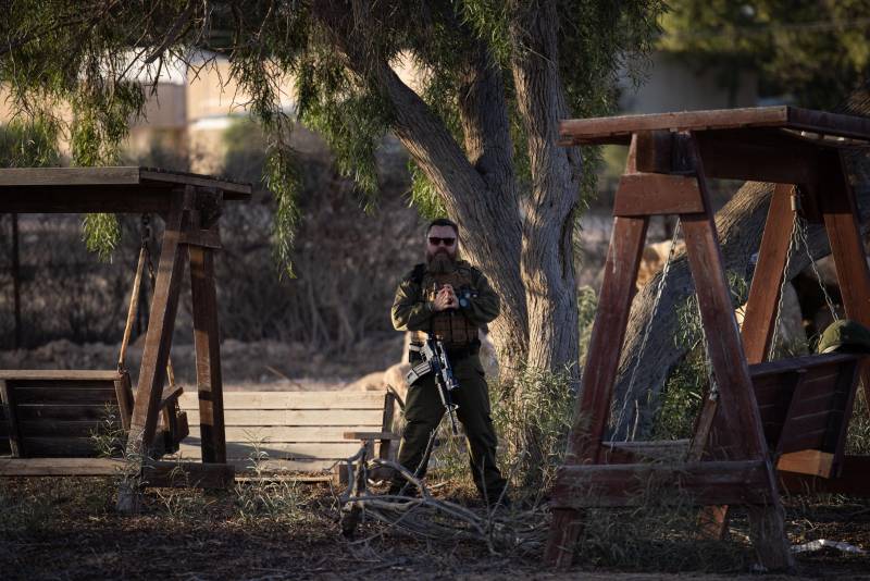 Un soldato israeliano di guardia durante i preparativi per accogliere gli ostaggi israeliani detenuti da Hamas dopo il loro rilascio, a Hatzerim, nel sud di Israele