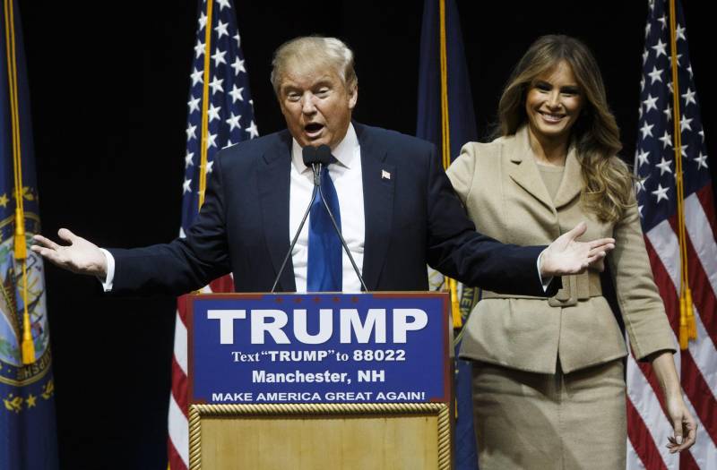 Donald Trump e Melania Trump al convegno repubblicano al Verizon Wireless Center di Manchester, New Hampshire (Febbraio 2016)