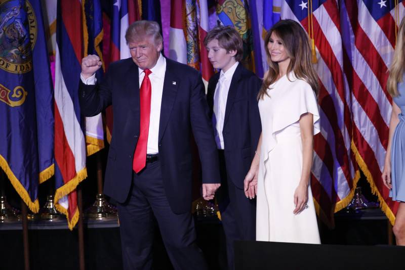 Donald Trump, il figlio Barron e la moglie Melania la notte delle elezioni presidenziali a New York (novembre 2016)