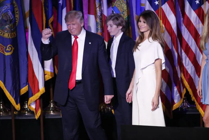 Donald Trump, il figlio Barron e la moglie Melania la notte delle elezioni presidenziali a New York (novembre 2016)