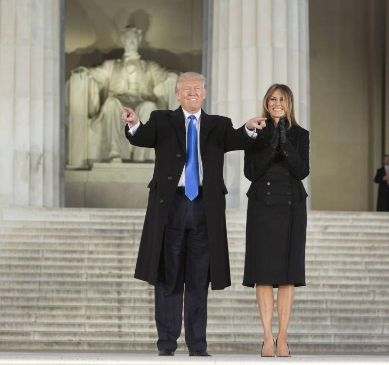 Il presidente Donald J. Trump con la First Lady Melania Trump al Make America Great Again Welcome Celebration al Lincoln Memorial a Washington (gennaio 2017)