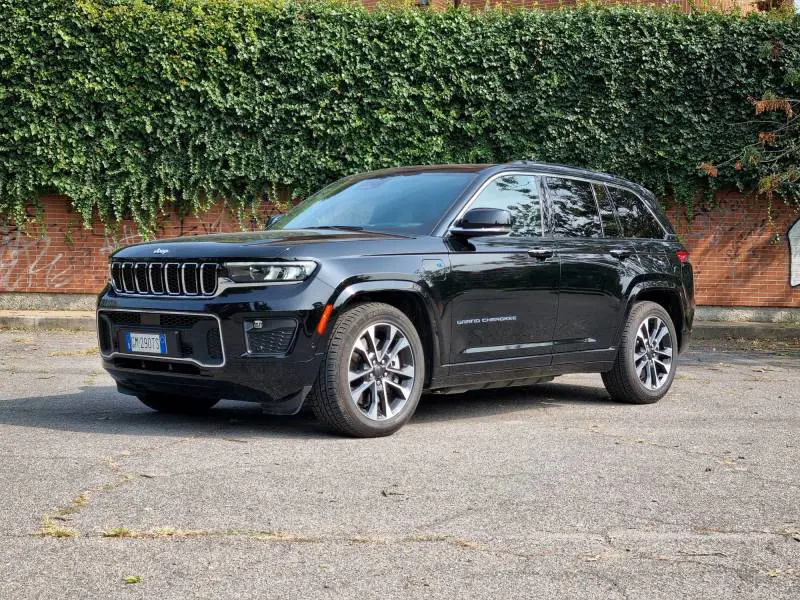 Nuova Jeep Grand Cherokee: la prova su strada dell’ibrido plug-in da 380 CV
