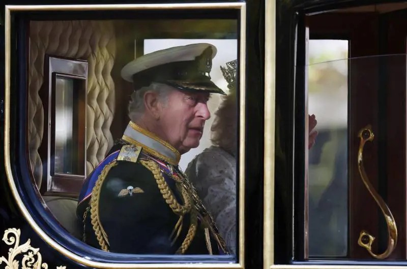 Bufera su Carlo III: "Così guadagna da chi muore senza testamento"