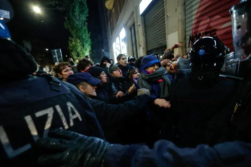 “È incredibile…”. Elly Schlein in silenzio davanti alle violenze delle femministe