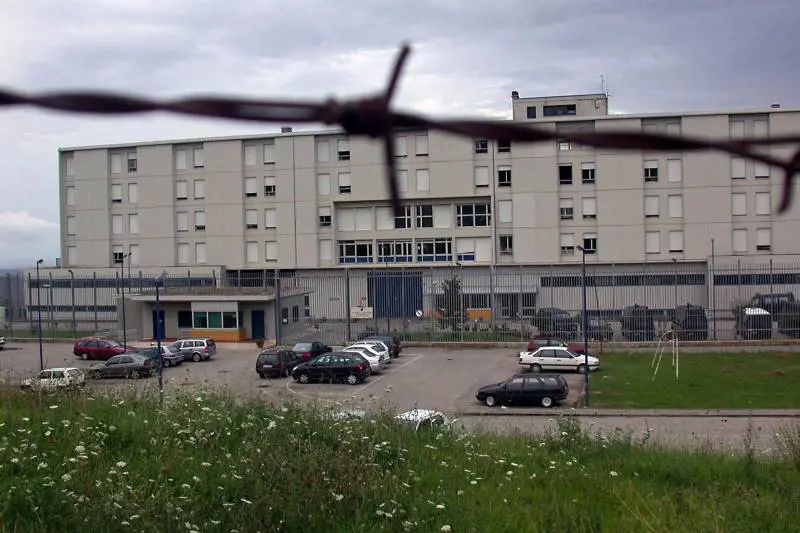 Teramo, attacco choc in carcere: detenuto prova a strangolare un agente