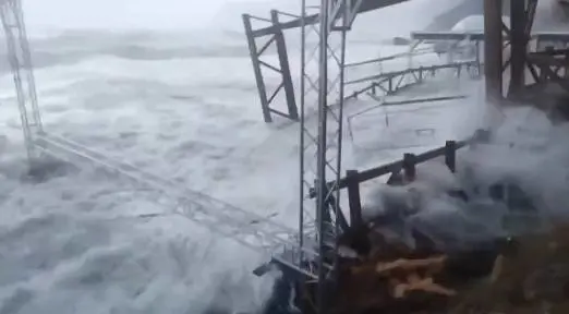 Uragano in Ucraina e Russia: trincee e difese distrutte in Crimea