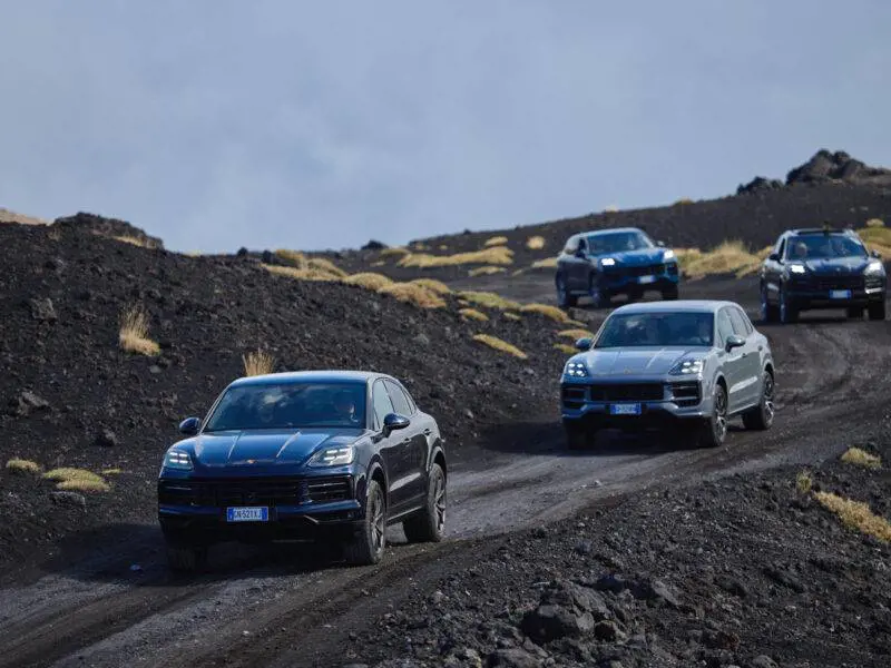 Al volante di Porsche Cayenne S E Hybrid Coupè tra i sentieri disegnati dalla lava dell'Etna