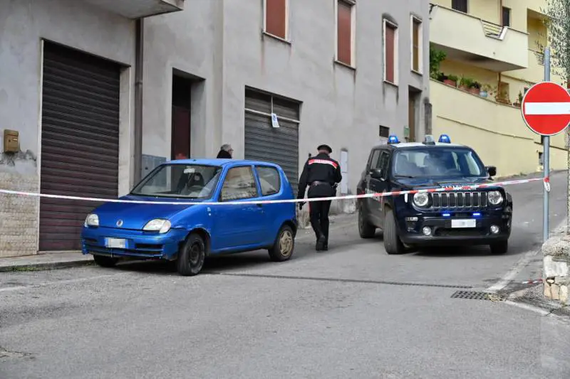 Orrore in casa a Latina: lui morto, lei ferita. "Colpiti con un vaso"
