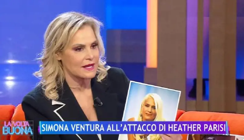 "Ha detto cose false...". Simona Ventura durissima su Heather Parisi: cosa è successo