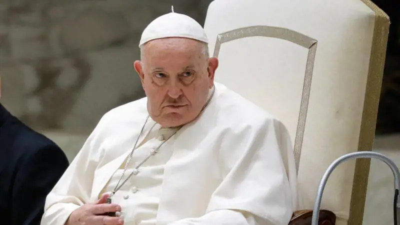 "Fatico se parlo troppo". E il Papa si ferma ancora durante l'udienza