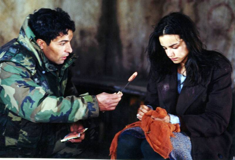 Pietro Taricone e Kasia Smutniak in una scena del film "Radio West" (2003)
