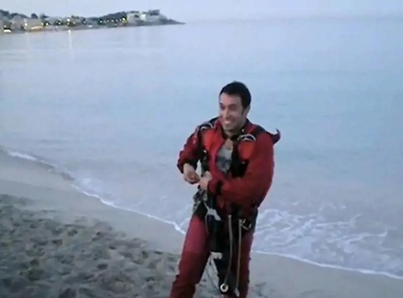 Pietro Taricone dopo un lancio con il paracadute pochi giorni prima dell'incidente fatale (2010)