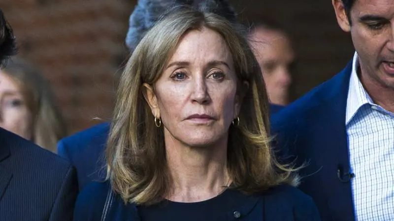 "Se non l’avessi fatto sarei stata una cattiva madre". Felicity Huffman rompe il silenzio dopo lo scandalo 