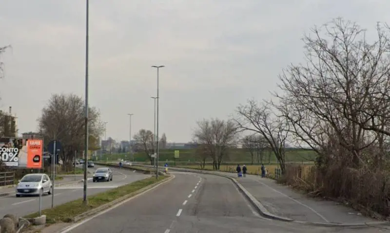 Milano, perde l'equilibrio mentre sale sul marciapiede e sbatte la testa: grave un anziano