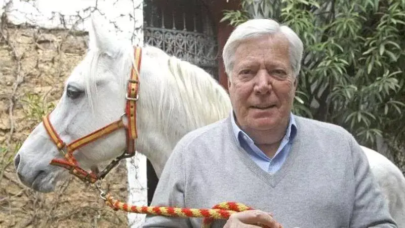 L'erede di Hermès adotta il giardiniere e vuole lasciargli 10 miliardi. L'opposizione di una Ong
